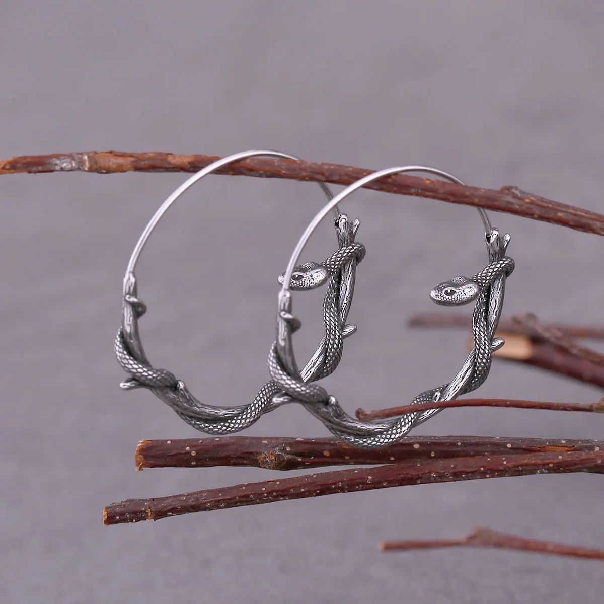 Gothic Animal Snake Hoop Earrings Fashion Simple Stainless Steel Men's and Women's Universal Earrings Rock Party Jewelry Gifts
Gothic Animal Snake Hoop Earrings Fashion Simple Stainless Steel Men's and Women's Universal Earrings Rock Party Jewelry Gifts