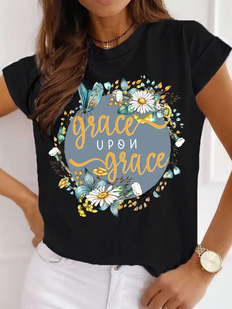 Женская футболка с коротким рукавом, круглым вырезом и надписью 
Женская футболка с коротким рукавом, круглым вырезом и надписью