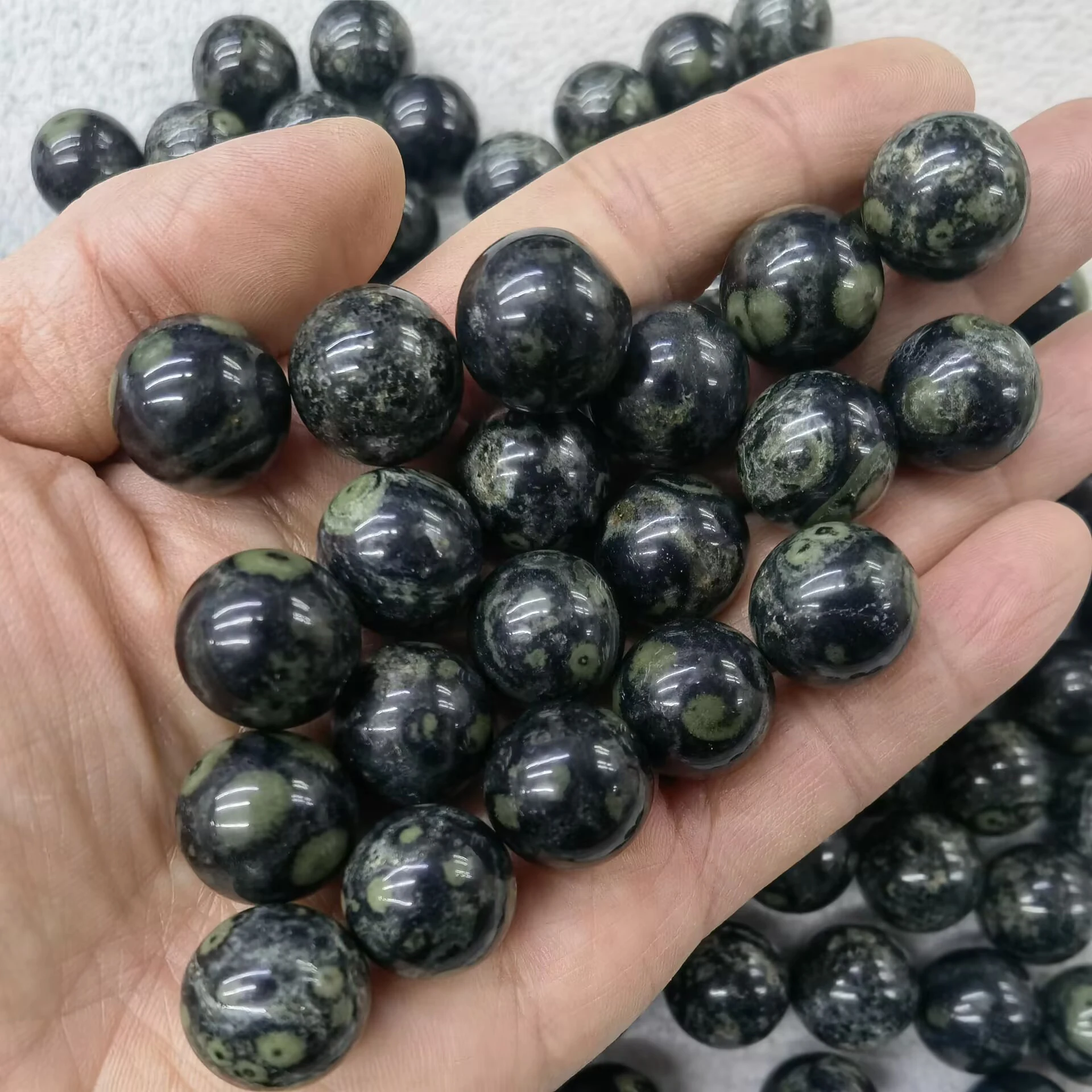 Мини-кристаллы из натурального камня 16 мм
Мини-кристаллы из натурального камня 16 мм