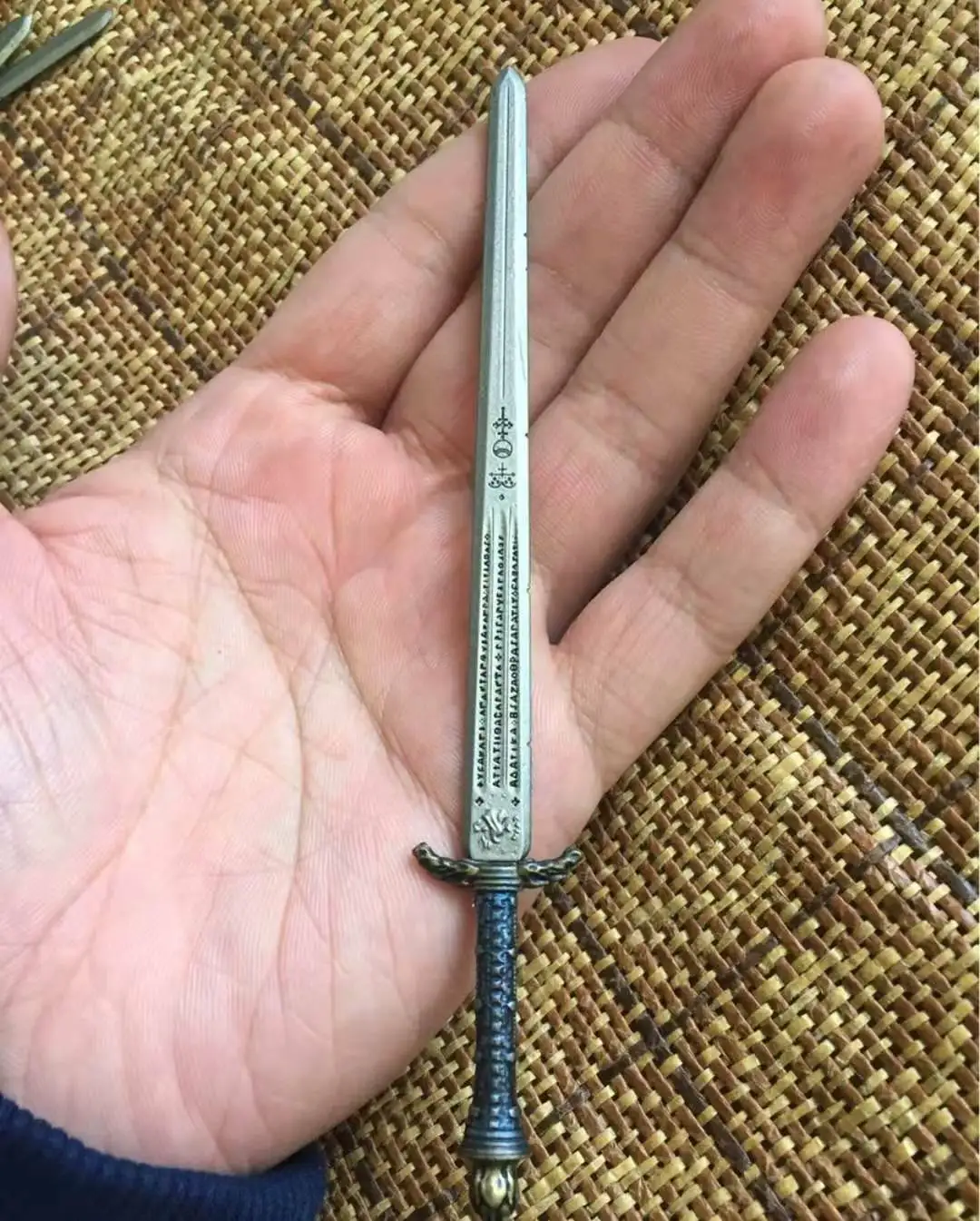 Hottoys 1/6th Soldier Weapon Accessories Plastic Sword Model for 12" Figure
Hottoys 1/6th Soldier Weapon Accessories Plastic Sword Model for 12" Figure