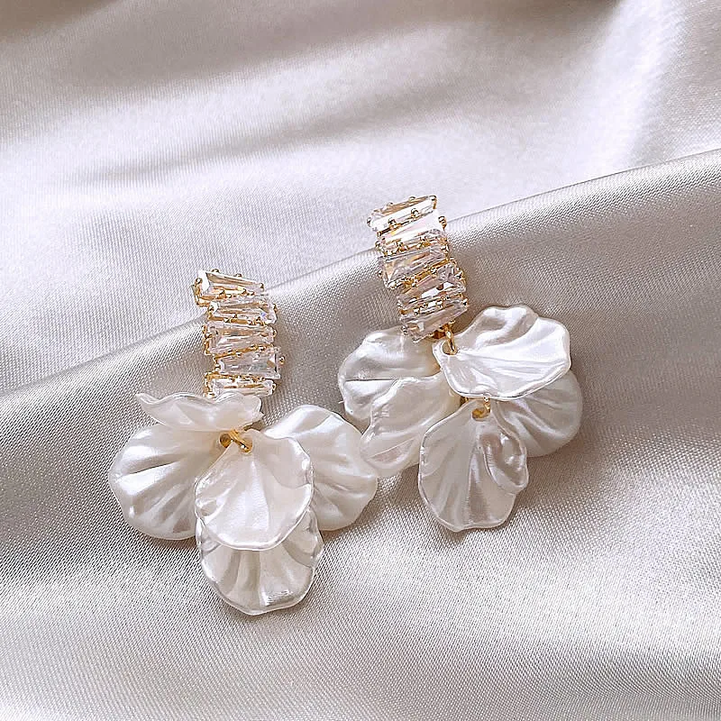Ladies Korean Fashion White Shell Flower Drop Earrings Elegant Petal Dangle Earring Zircon Ear Jewelry
Ladies Korean Fashion White Shell Flower Drop Earrings Elegant Petal Dangle Earring Zircon Ear Jewelry
