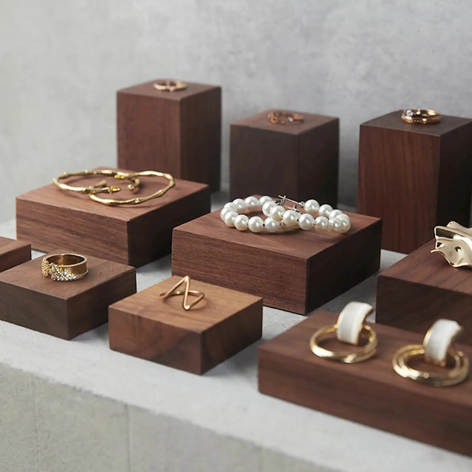 Walnut Wood Jewelry Display Stand Photography Prop Earrings Bracelets Jewelry Pendulum Storage Tray Shooting Decoration
Walnut Wood Jewelry Display Stand Photography Prop Earrings Bracelets Jewelry Pendulum Storage Tray Shooting Decoration