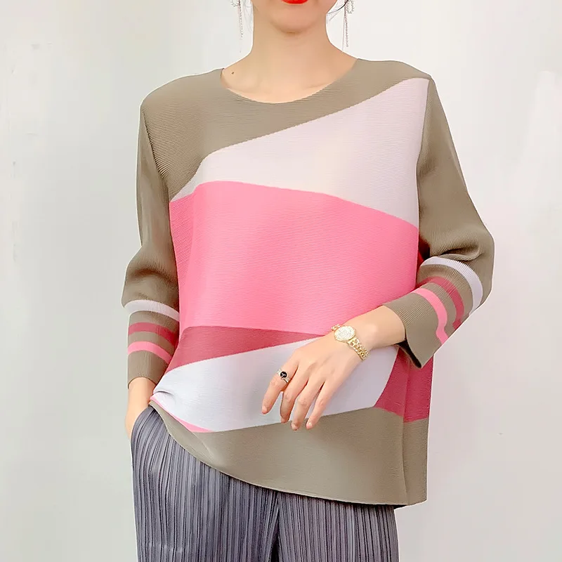 Pleated blouse women's summer pleated blouse color-blocking pleated short sleeve loose medium and long small round neck
Pleated blouse women's summer pleated blouse color-blocking pleated short sleeve loose medium and long small round neck