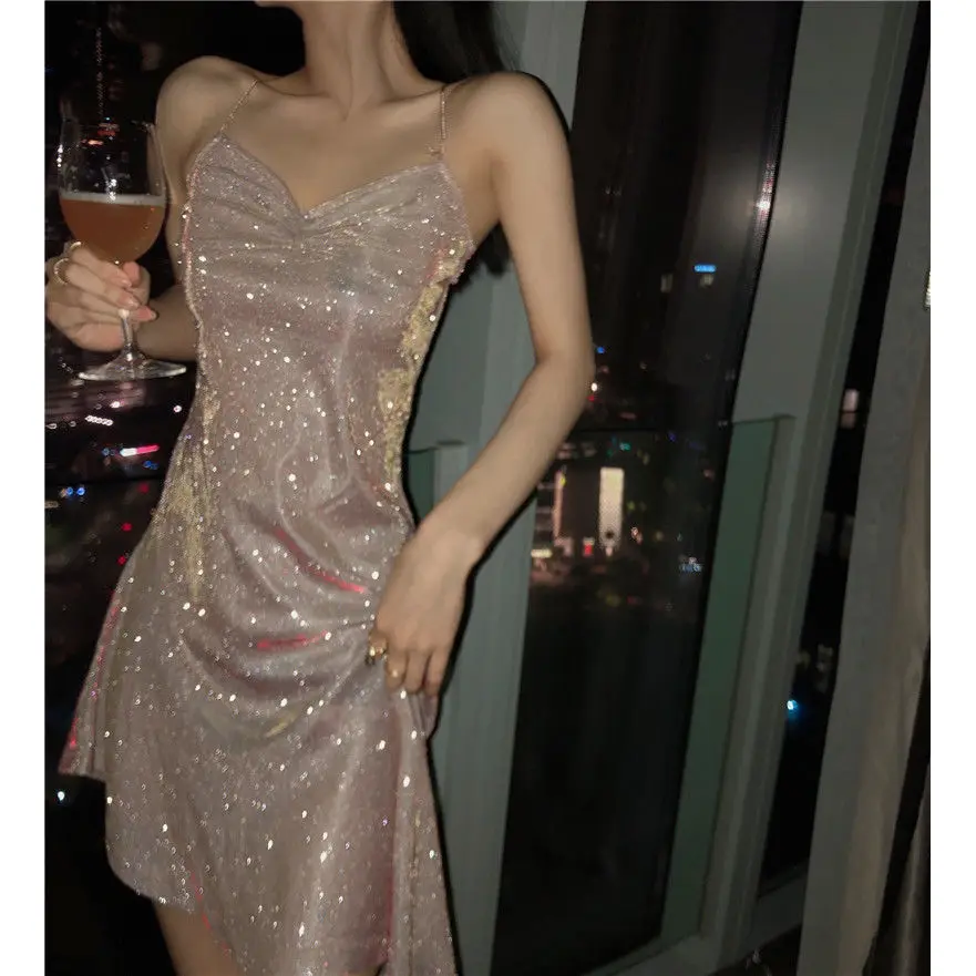 Lady Sexy Dress Luxury Design Shiny Glitter V-neck Strap Irregular Ruffle Skirt Beautiful Hollow Out Back Women Skirt 2022 New
Lady Sexy Dress Luxury Design Shiny Glitter V-neck Strap Irregular Ruffle Skirt Beautiful Hollow Out Back Women Skirt 2022 New