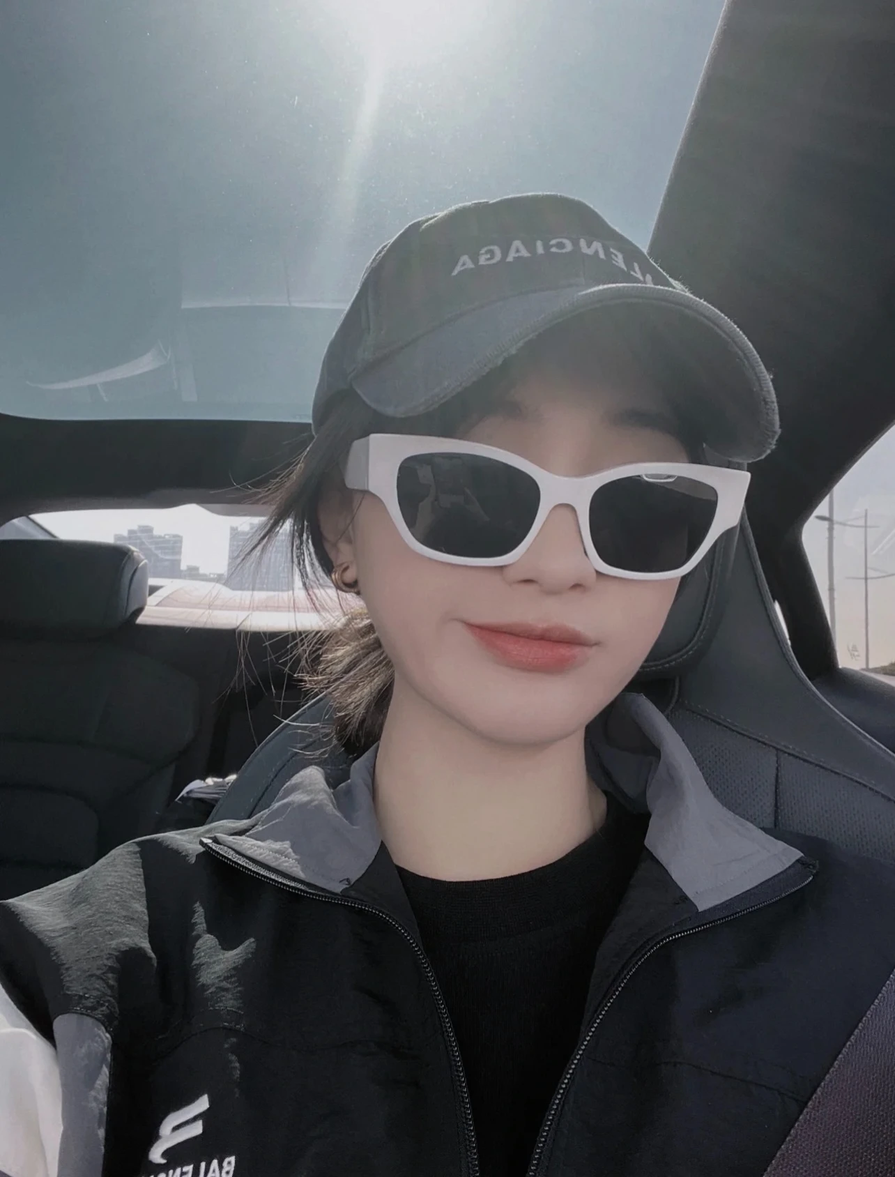 

2022 Arc de Triomphe fashion personality narrow sunglasses female Xiaohongshu net red with the same white small square sunglasse