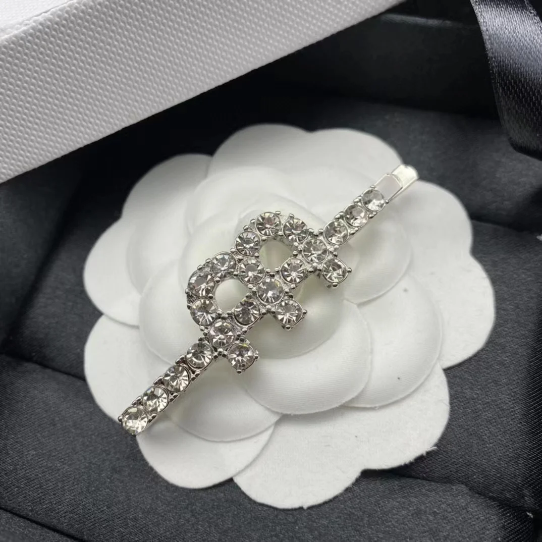 Hair accessories for women luxury designer brand popular New letter M diamond Hair clips wedding accessories
Hair accessories for women luxury designer brand popular New letter M diamond Hair clips wedding accessories