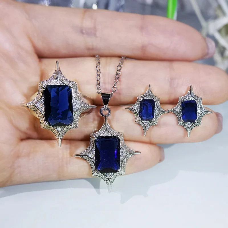 Серьги-гвоздики из серебра 925 пробы с цирконом 
Серьги-гвоздики из серебра 925 пробы с цирконом