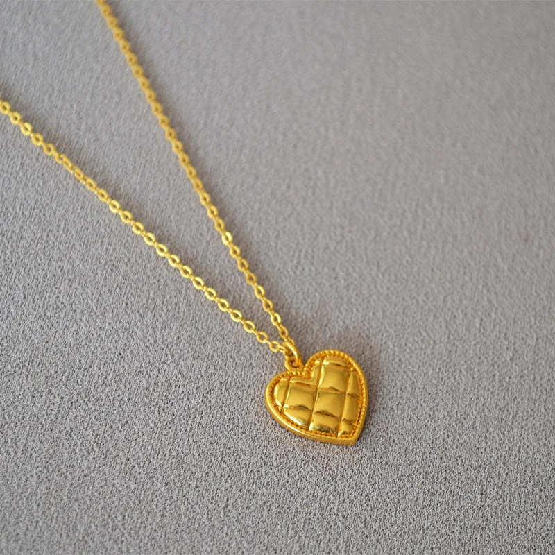 French retro small fragrance style diamond plaid love pendant simple temperament simple stacked belt personality necklace female
French retro small fragrance style diamond plaid love pendant simple temperament simple stacked belt personality necklace female