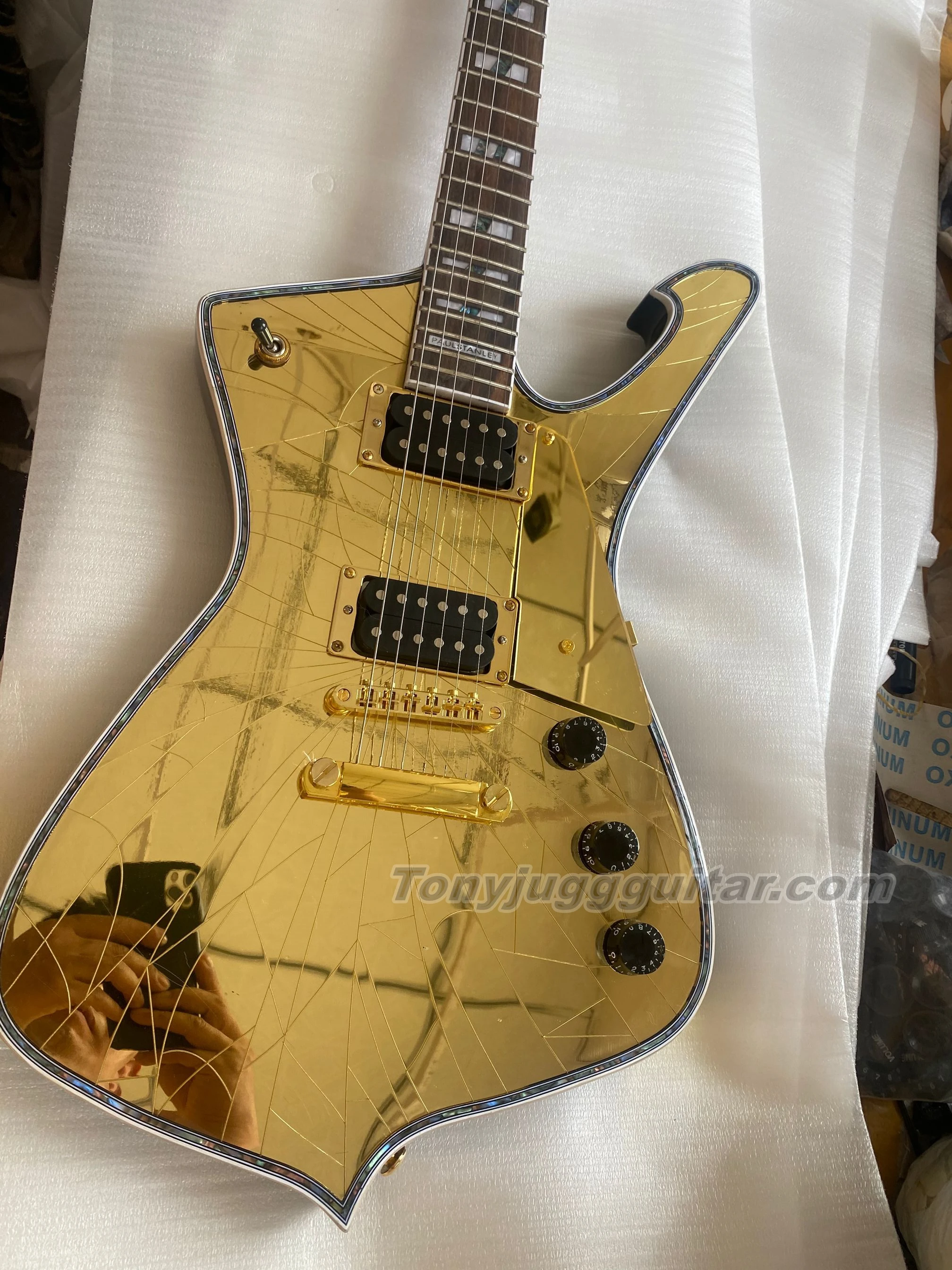 Gold Cracked Mirror ICEMAN Paul Stanley Signature Electric Guitar Abalone Body binding & Inlay, Golden Hardware,Gold guard
Gold Cracked Mirror ICEMAN Paul Stanley Signature Electric Guitar Abalone Body binding & Inlay, Golden Hardware,Gold guard