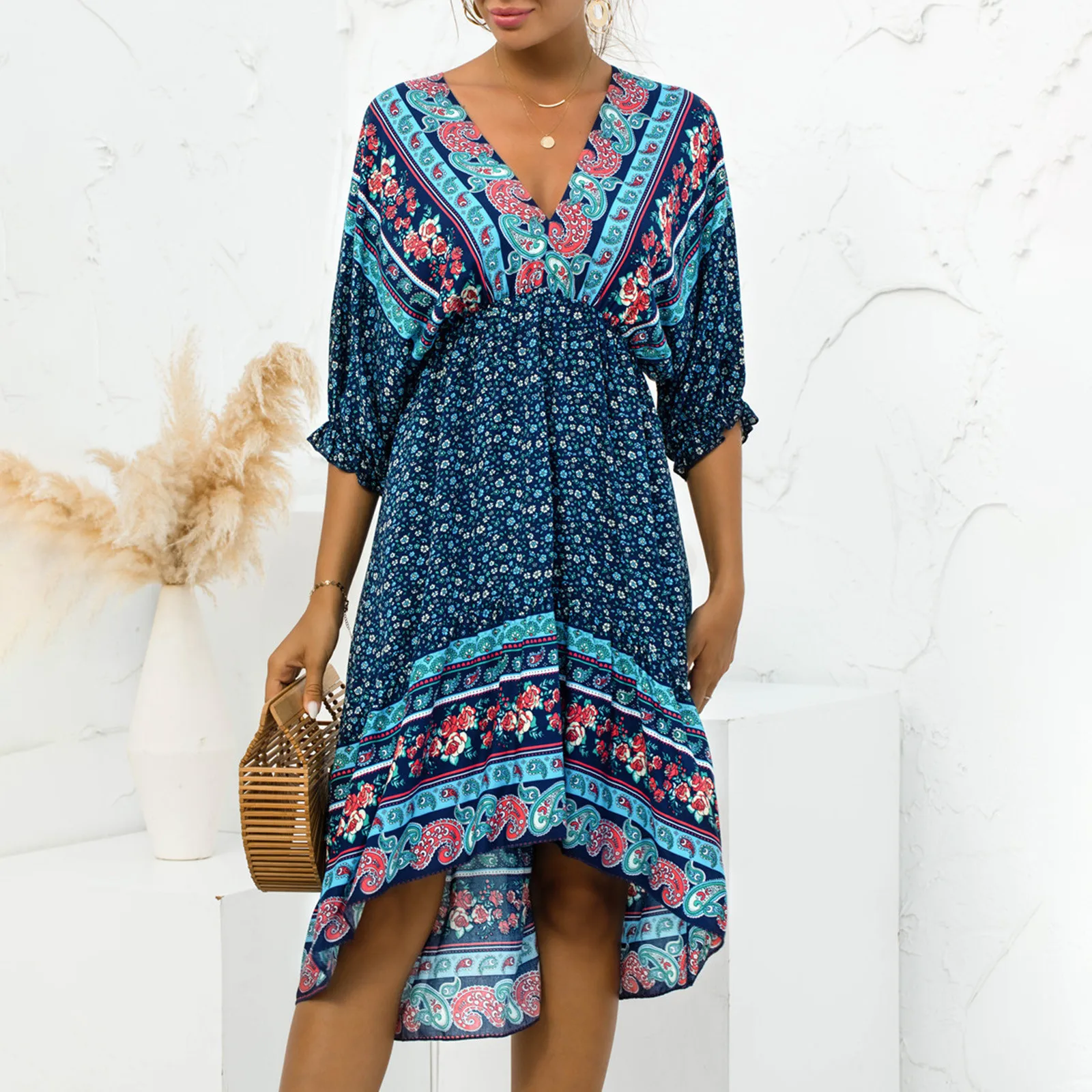 Женское платье-миди с цветочным принтом, V-образным вырезом и высокой талией 
Женское платье-миди с цветочным принтом, V-образным вырезом и высокой талией