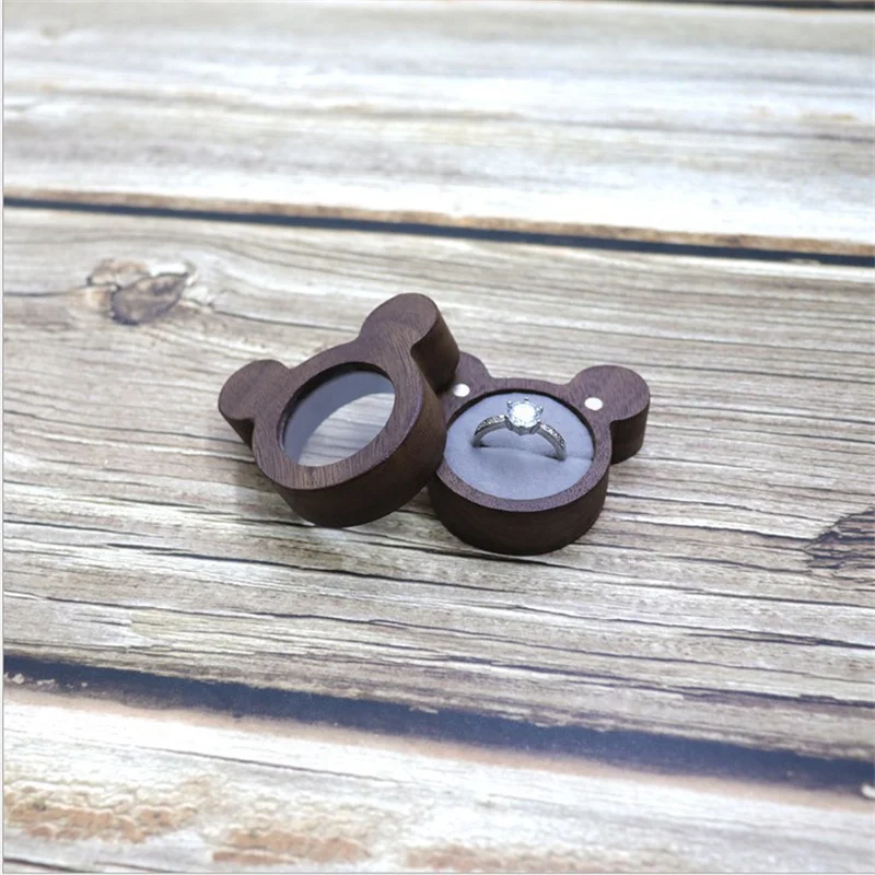 Proposal ring box display box solid wood earrings storage box transparent open window box portable walnut box 
Proposal ring box display box solid wood earrings storage box transparent open window box portable walnut box