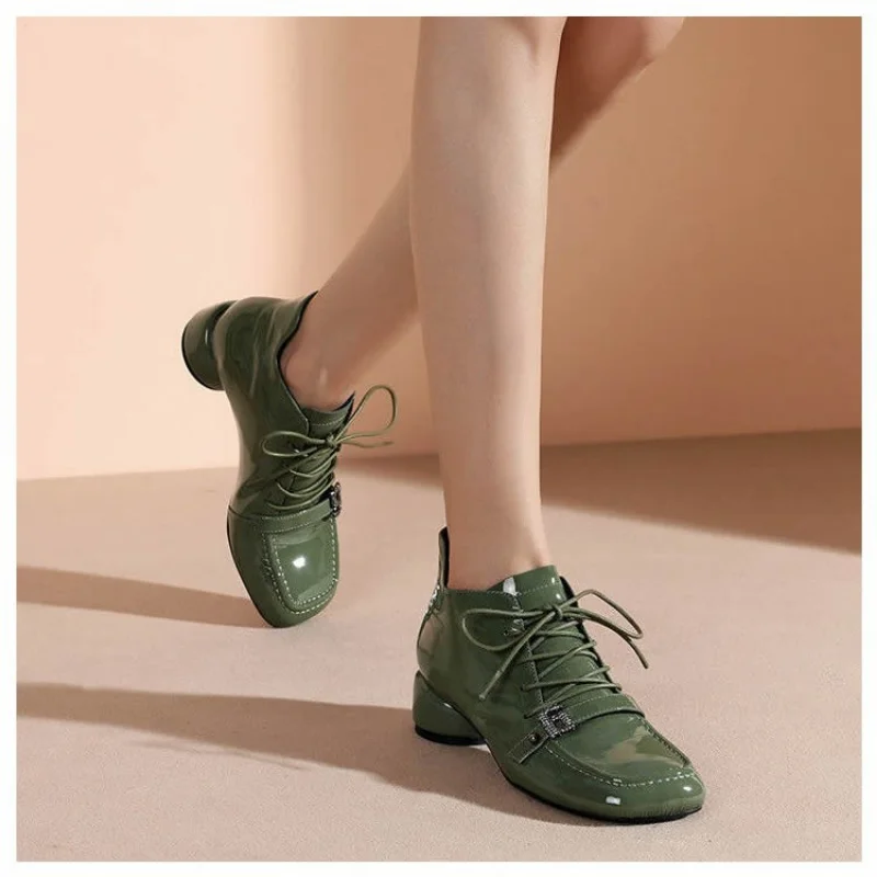 Модные мягкие ботинки без одежды Женская осенне-зимняя обувь с квадратным носком стразы ботильоны британские черные зеленые короткие боти...
Модные мягкие ботинки без одежды Женская осенне-зимняя обувь с квадратным носком стразы ботильоны британские черные зеленые короткие боти...