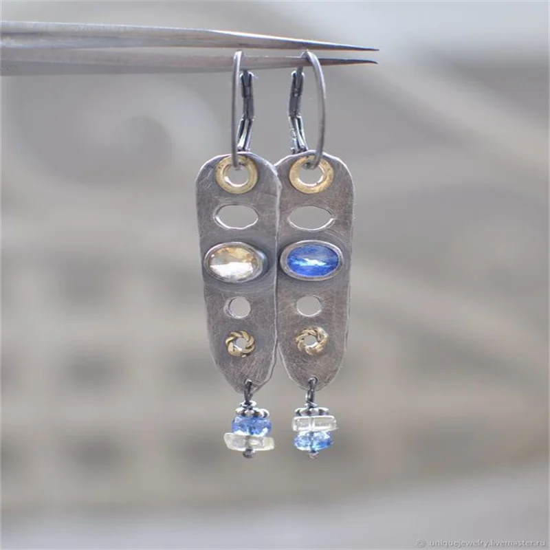 New Moonstone Two-color Long Bar Earrings European and American Fashion High-quality Face Slimming Crystal Earrings
New Moonstone Two-color Long Bar Earrings European and American Fashion High-quality Face Slimming Crystal Earrings