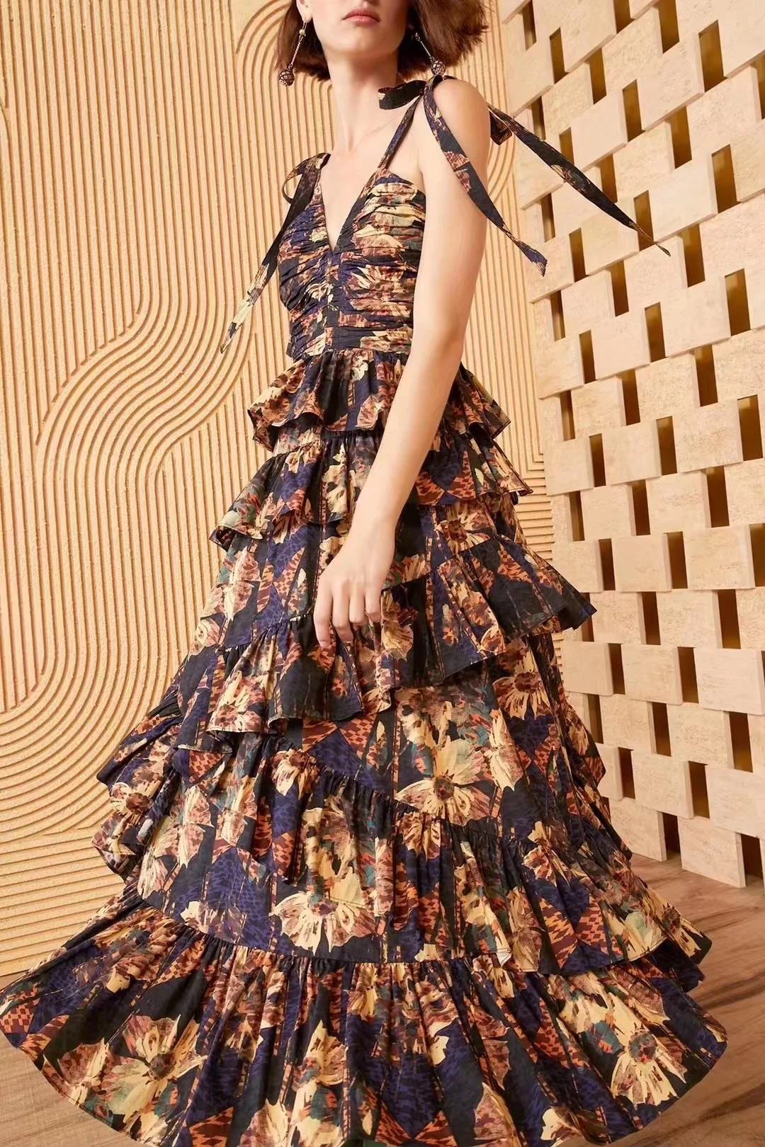 Women Pleated Floral Printed V-Neck Multi layer Ruffles Robe Tierred Backless Sling Midi Dress
Women Pleated Floral Printed V-Neck Multi layer Ruffles Robe Tierred Backless Sling Midi Dress