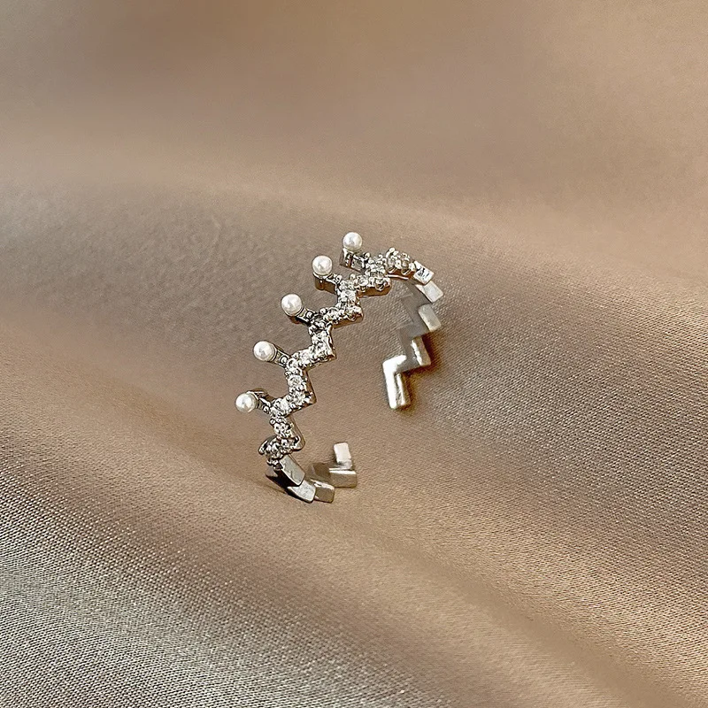 Women's Ring 2022 Trendy Luxury Crown Pearl Queen Temperament Ring Silver Fashion Jewelry Ring Ladies Wedding Engagement Gifts
Women's Ring 2022 Trendy Luxury Crown Pearl Queen Temperament Ring Silver Fashion Jewelry Ring Ladies Wedding Engagement Gifts