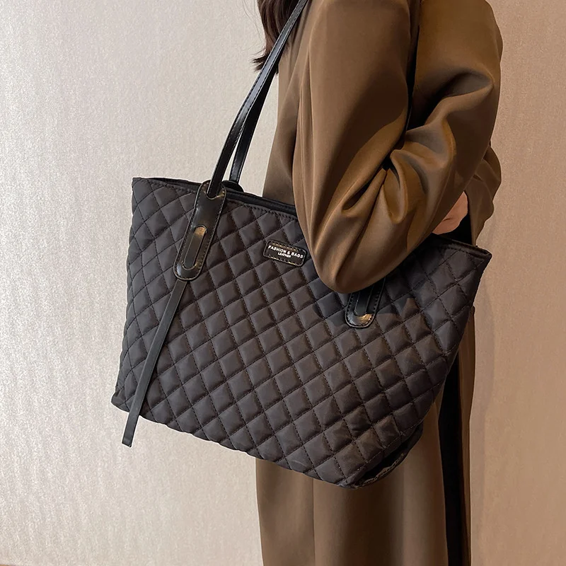 Lingge Embroidery Large Capacity Bag Female 2022 Autumn and Winter New Fashion Shoulder Casual Versatile Tote
Lingge Embroidery Large Capacity Bag Female 2022 Autumn and Winter New Fashion Shoulder Casual Versatile Tote