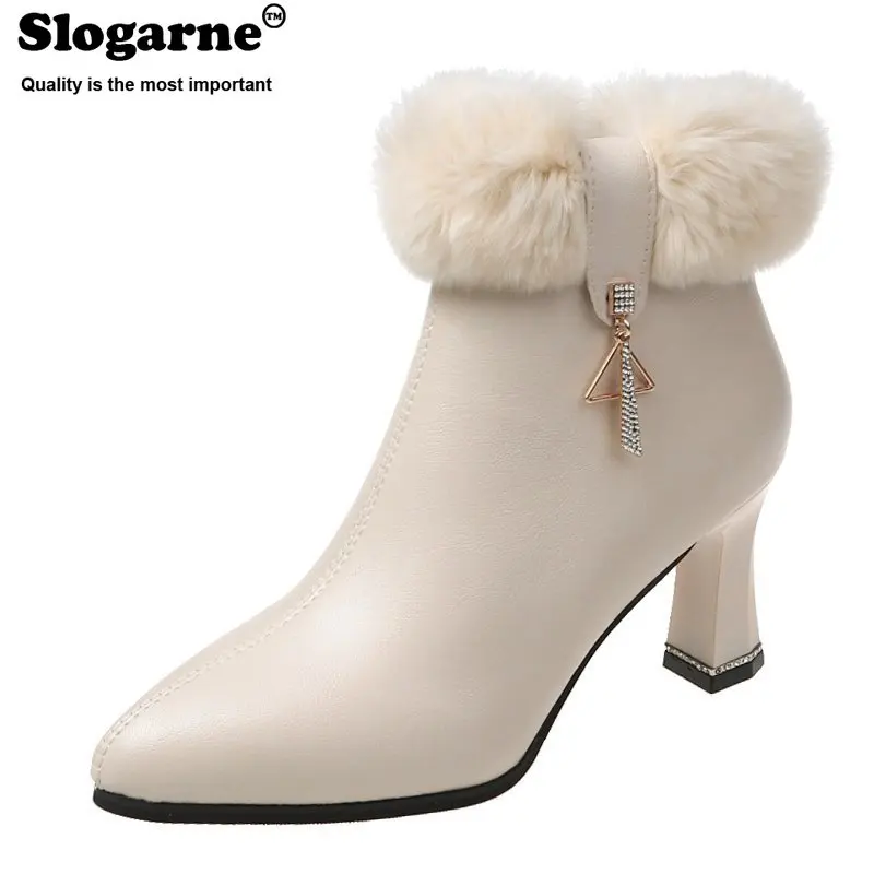 Женские модные ботинки, корейские женские ботильоны из мягкой кожи с плюшем, женские короткие ботинки на высоком каблуке 7,5 см, зимняя обувь
Женские модные ботинки, корейские женские ботильоны из мягкой кожи с плюшем, женские короткие ботинки на высоком каблуке 7,5 см, зимняя обувь