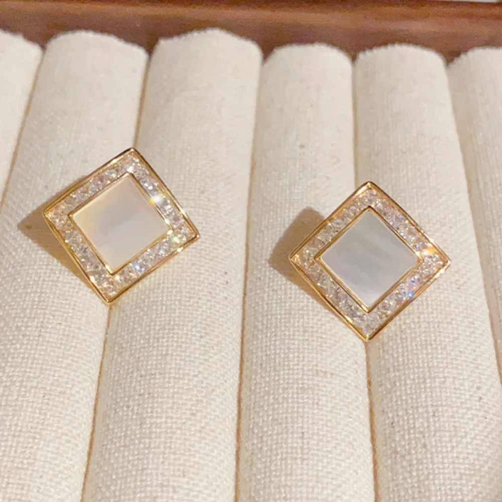 Korean Luxury Rhombic Sea Shell Stud Earrings Shining CZ Charm Ear Studs Hypoallergenic High Quality Modern Women's Jewelry 2023 
Korean Luxury Rhombic Sea Shell Stud Earrings Shining CZ Charm Ear Studs Hypoallergenic High Quality Modern Women's Jewelry 2023