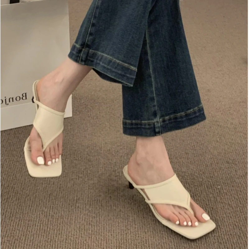 Summer Flip-flops New Style Square Head Slippers Feet Clip Thin Heel High Heels Fashion Roman Women's Shoes Sandals Wear Outside
Summer Flip-flops New Style Square Head Slippers Feet Clip Thin Heel High Heels Fashion Roman Women's Shoes Sandals Wear Outside