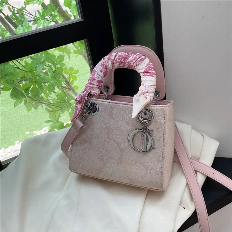 Luxury Lady Shoulder Bags Designer Embroidery Crossbody Shoulder Purses Handbag Women Travel Tote Bag
Luxury Lady Shoulder Bags Designer Embroidery Crossbody Shoulder Purses Handbag Women Travel Tote Bag