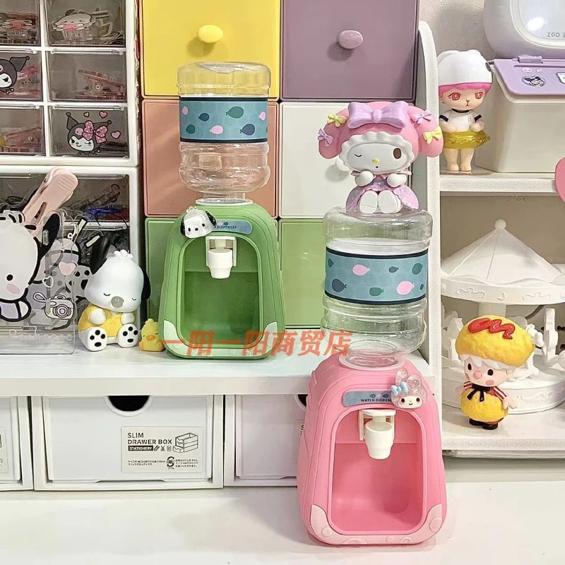 Детская игрушка Sanrioes, двойная вода, искусственная аниме мелодия, почтовый домик, игрушка для кухни, Холодный/теплый питьевой фонтан
Детская игрушка Sanrioes, двойная вода, искусственная аниме мелодия, почтовый домик, игрушка для кухни, Холодный/теплый питьевой фонтан