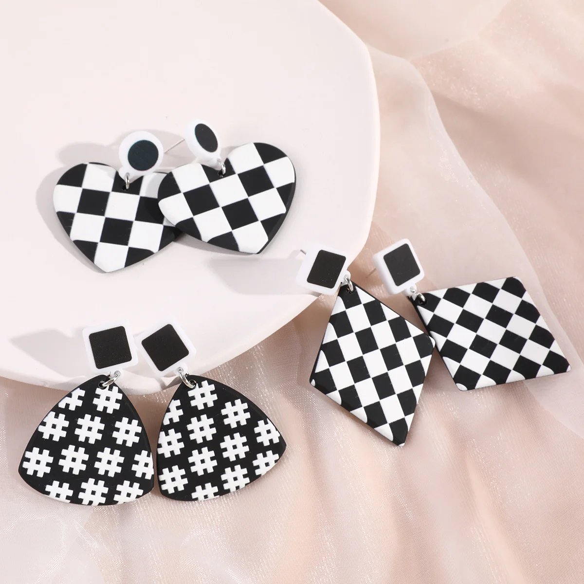 Black and White Checkerboard Earrings for Women Retro Simple Acrylic Love Diamond Plaid Piercing Jewelry Ear Accessories
Black and White Checkerboard Earrings for Women Retro Simple Acrylic Love Diamond Plaid Piercing Jewelry Ear Accessories
