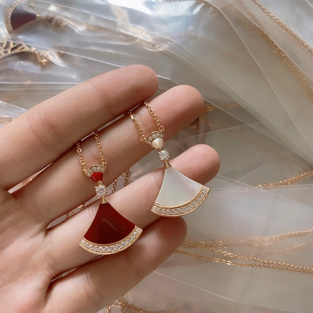 European and American high version fan shaped small skirt necklace 925 silver gold-plated women fashion brand jewelry gifts
European and American high version fan shaped small skirt necklace 925 silver gold-plated women fashion brand jewelry gifts