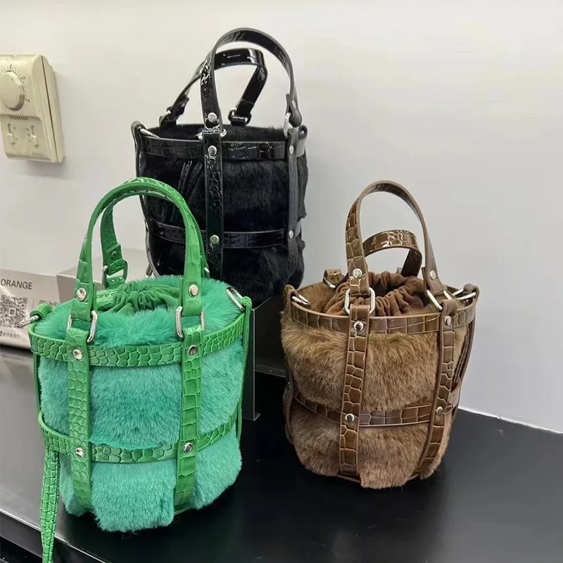Fashion Hollow Plush Basket Bag Designer Soft Pluffy Women Handbags Luxury Faux Fur Shoulder Crossbody Bags Small Bucket Purses 
Fashion Hollow Plush Basket Bag Designer Soft Pluffy Women Handbags Luxury Faux Fur Shoulder Crossbody Bags Small Bucket Purses