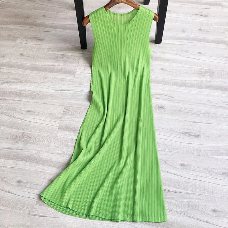 Solid Casual Round Neck Simple Sleeveless Slim Pleated Dress 2023 Summer New Tank Top Commuter Mid length Dress Female Tops
Solid Casual Round Neck Simple Sleeveless Slim Pleated Dress 2023 Summer New Tank Top Commuter Mid length Dress Female Tops