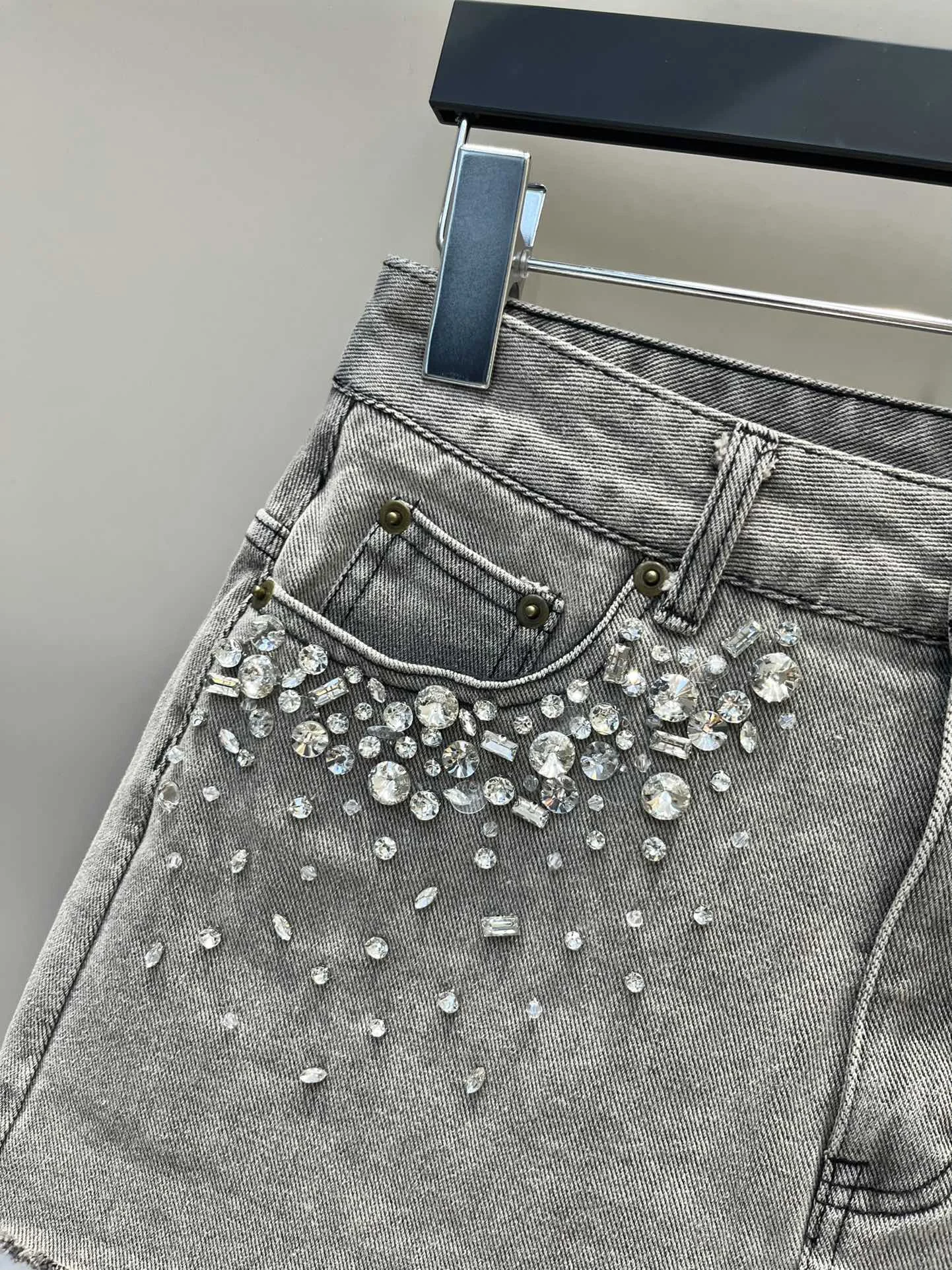 2023 Early fall new beaded gradual rhinestones decorated low waist denim skirt, do old hair design,
2023 Early fall new beaded gradual rhinestones decorated low waist denim skirt, do old hair design,