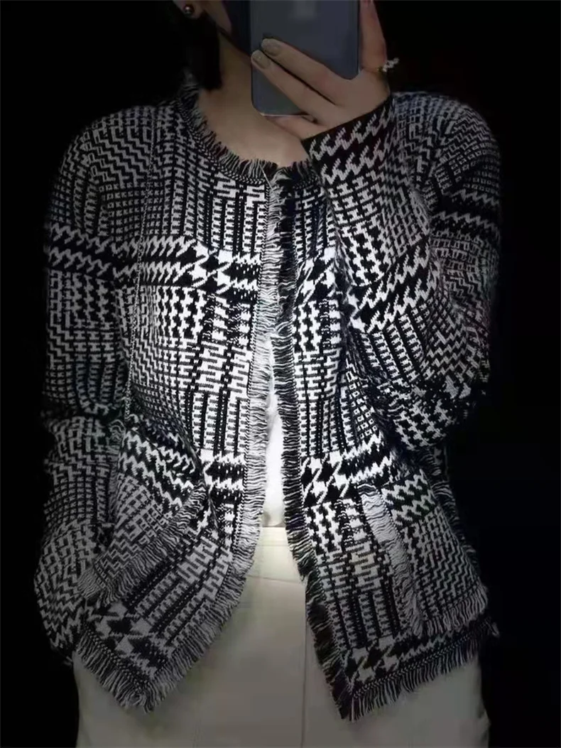 Xiaoxiang Fengliu Suu Knitted Cardigan Autumn and Winter 2022 New Temperament Age reducing Sweater Coat
Xiaoxiang Fengliu Suu Knitted Cardigan Autumn and Winter 2022 New Temperament Age reducing Sweater Coat