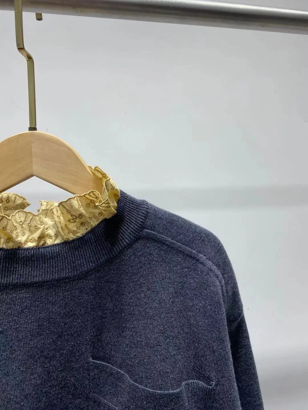 Women Sweater Ruffled Collar Letter Embroidery Solid Color Single Button Long Sleeve Casual Knitting Pullover 
Women Sweater Ruffled Collar Letter Embroidery Solid Color Single Button Long Sleeve Casual Knitting Pullover