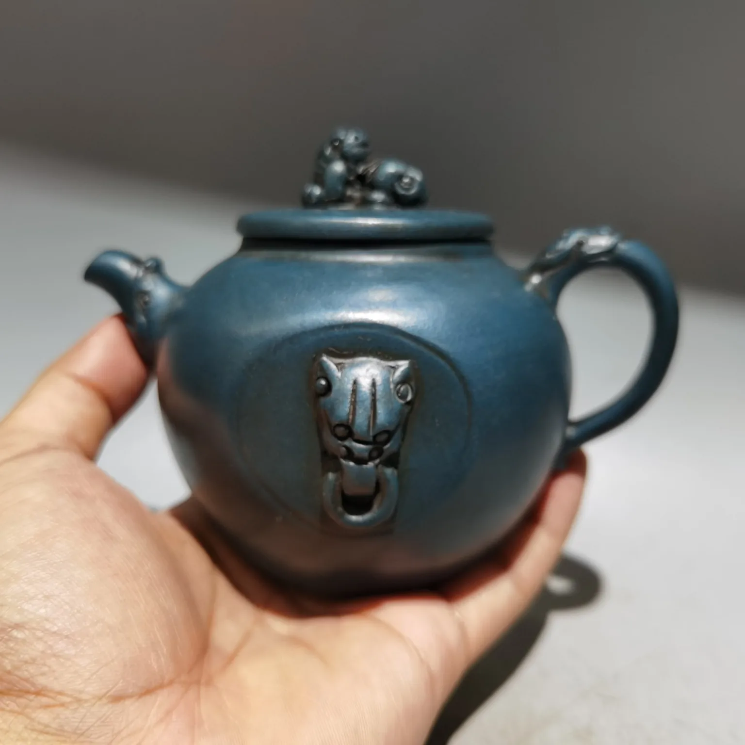 5"Chinese Yixing Zisha Pottery brave troops Tiger head texture Kettle Teapot Flagon Green Mud Gather fortune Ornaments
5"Chinese Yixing Zisha Pottery brave troops Tiger head texture Kettle Teapot Flagon Green Mud Gather fortune Ornaments