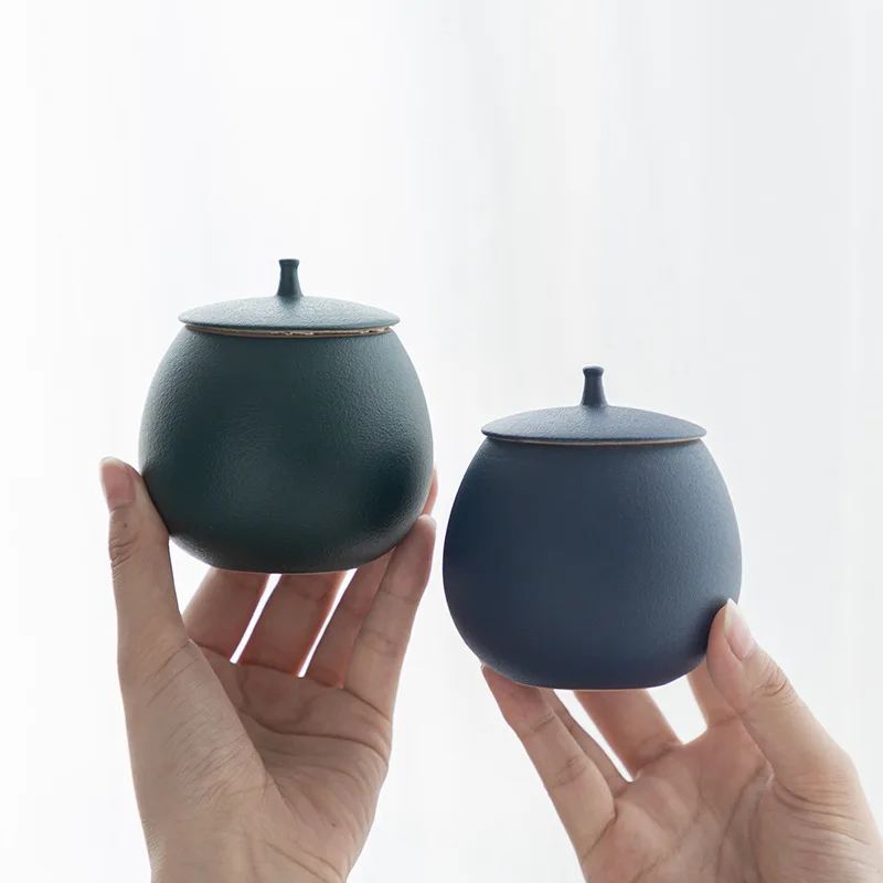 European-style Portable Ceramic Tea Tank Mini Round Sealed Jar Tea Set Storage Tank Kitchen Seasoning Grain Jar Desktop Ornament
European-style Portable Ceramic Tea Tank Mini Round Sealed Jar Tea Set Storage Tank Kitchen Seasoning Grain Jar Desktop Ornament
