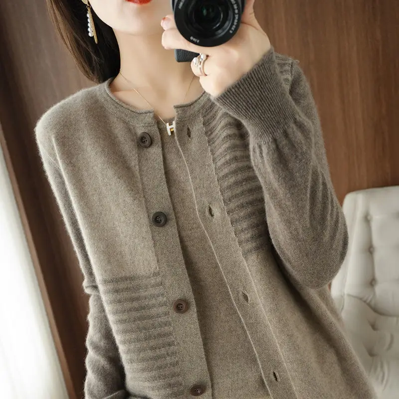 Cardigan Female Sweater Autumn New Round Neck Female Cardigan Stripe Color Color Sweater Loose Long Sleeve O Neck Sweater Jacket
Cardigan Female Sweater Autumn New Round Neck Female Cardigan Stripe Color Color Sweater Loose Long Sleeve O Neck Sweater Jacket
