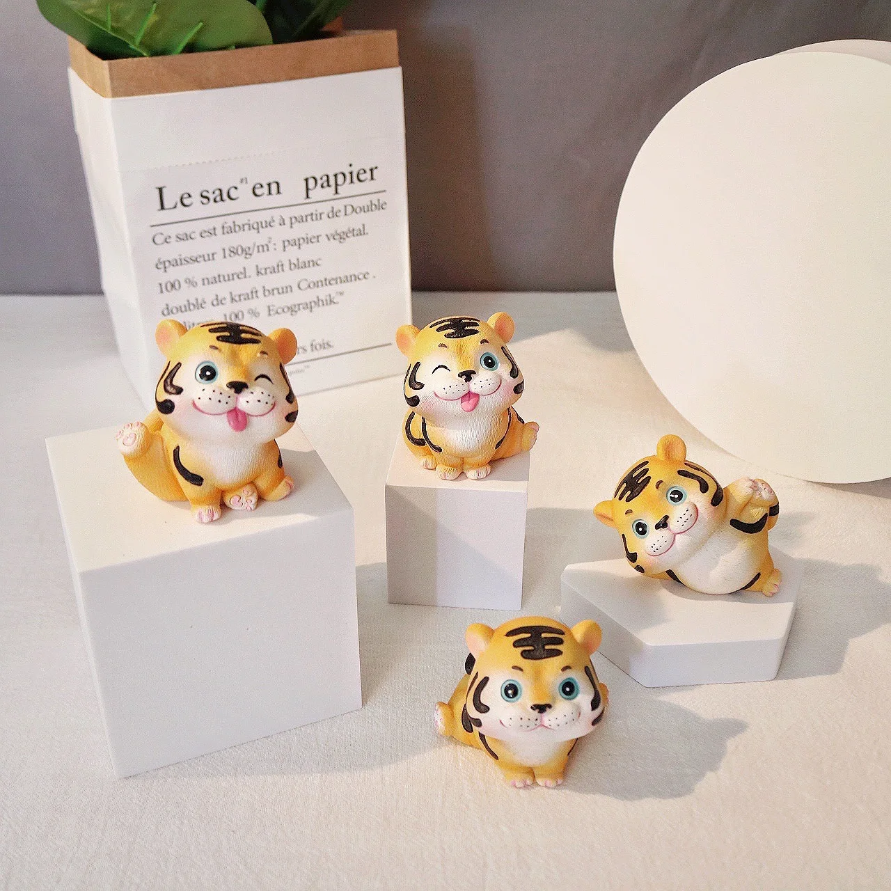 Home Decoration Trendy Play New Cute Nifty Little Tiger Car Resin Crafts Cartoon Living Room Office Desk Accessories Doll Child
Home Decoration Trendy Play New Cute Nifty Little Tiger Car Resin Crafts Cartoon Living Room Office Desk Accessories Doll Child