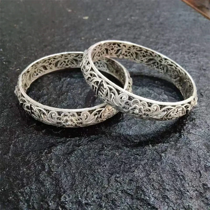 Jia Le/ Tibetan Silver Hollow Filigree Bangles Exquisite Charm Personality Accessories Fine Jewelry Men and Women Couple Gifts
Jia Le/ Tibetan Silver Hollow Filigree Bangles Exquisite Charm Personality Accessories Fine Jewelry Men and Women Couple Gifts