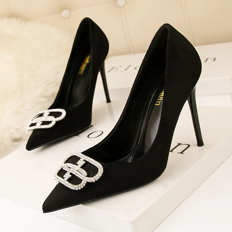 Women's shoes Fashion 2022 stiletto suede pointed toe rhinestone metal buckle sexy thin high-heeled shoes
Women's shoes Fashion 2022 stiletto suede pointed toe rhinestone metal buckle sexy thin high-heeled shoes