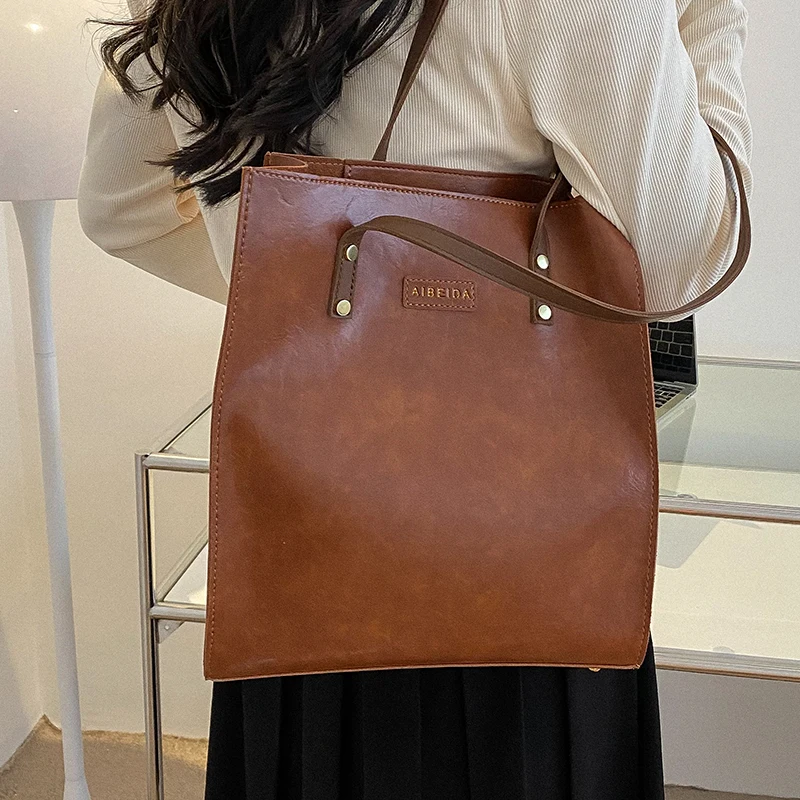 Trendy Solid Color Oil Wax Leather Top Handle Bag Elegant Women's Retro Square Bag Simple Large Capacity Luxury Designer Handbag
Trendy Solid Color Oil Wax Leather Top Handle Bag Elegant Women's Retro Square Bag Simple Large Capacity Luxury Designer Handbag