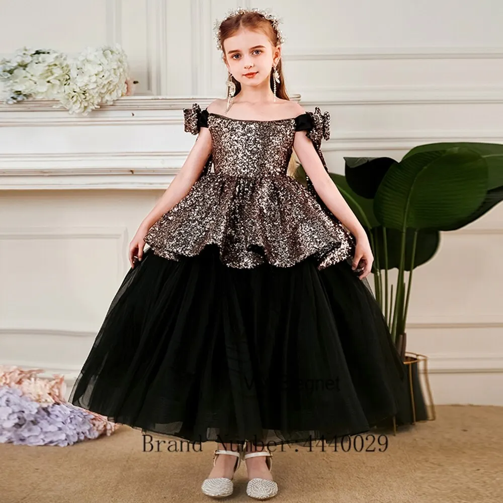 Black Off Shoulder Flower Girl Dresses with Sequined A Line 2023 Tea Length Wedding Party Gowns Soft Tulle فساتين اطفال للعي
Black Off Shoulder Flower Girl Dresses with Sequined A Line 2023 Tea Length Wedding Party Gowns Soft Tulle فساتين اطفال للعي