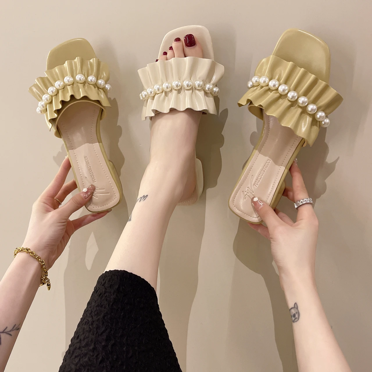 Female Shoes Med Ladies' Slippers Square heel String Bead Luxury Slides 2022 Summer Block Designer Scandals Rubber Hoof Heels
Female Shoes Med Ladies' Slippers Square heel String Bead Luxury Slides 2022 Summer Block Designer Scandals Rubber Hoof Heels