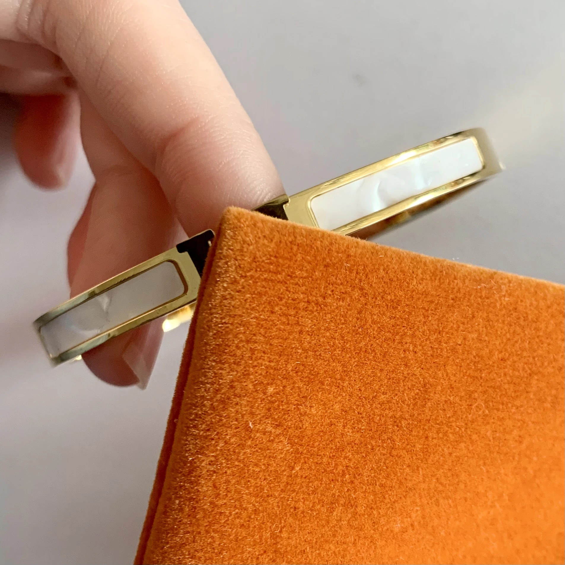 Designer Jewelry 2022 Fashion Shell Bangle Stainless Steel Hermess Women Men Bracelet 17cm Size with Orange Gift Bag
Designer Jewelry 2022 Fashion Shell Bangle Stainless Steel Hermess Women Men Bracelet 17cm Size with Orange Gift Bag