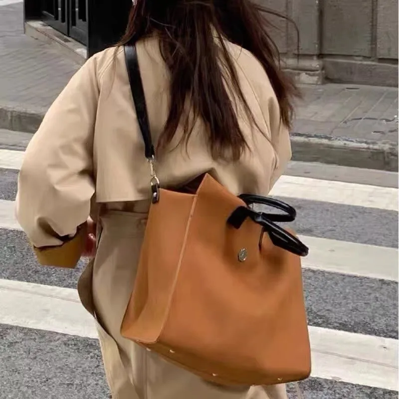 Fashion women's bag contrast color retro large-capacity handbag high-quality commuter wind bag casual shoulder diagonal bag
Fashion women's bag contrast color retro large-capacity handbag high-quality commuter wind bag casual shoulder diagonal bag