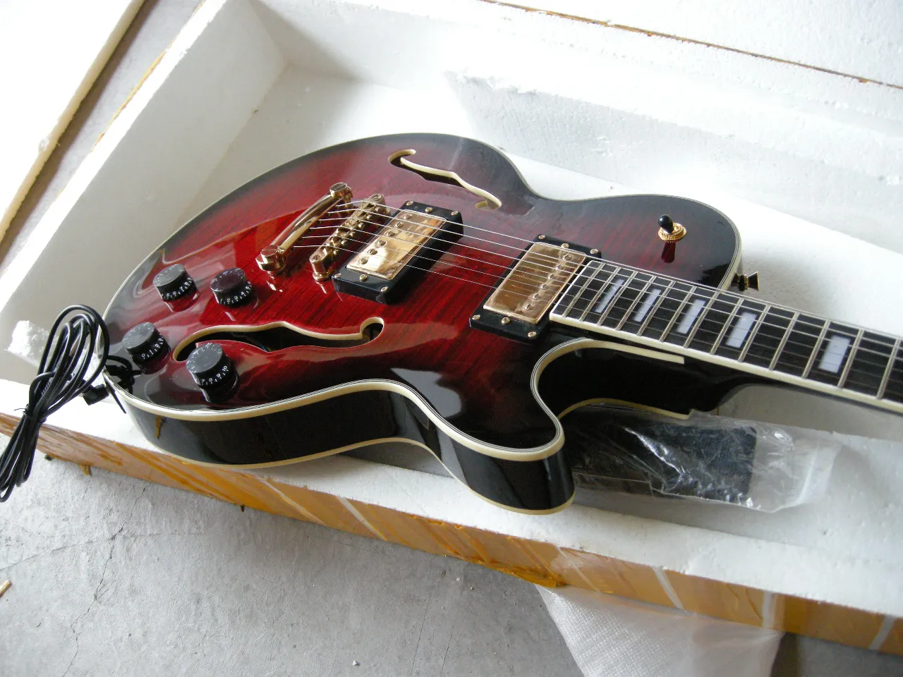 China guitar factory custom New hollow body Electric guitar red color Jazz guitar Gold hardware free shipping 8yue9 335
China guitar factory custom New hollow body Electric guitar red color Jazz guitar Gold hardware free shipping 8yue9 335
