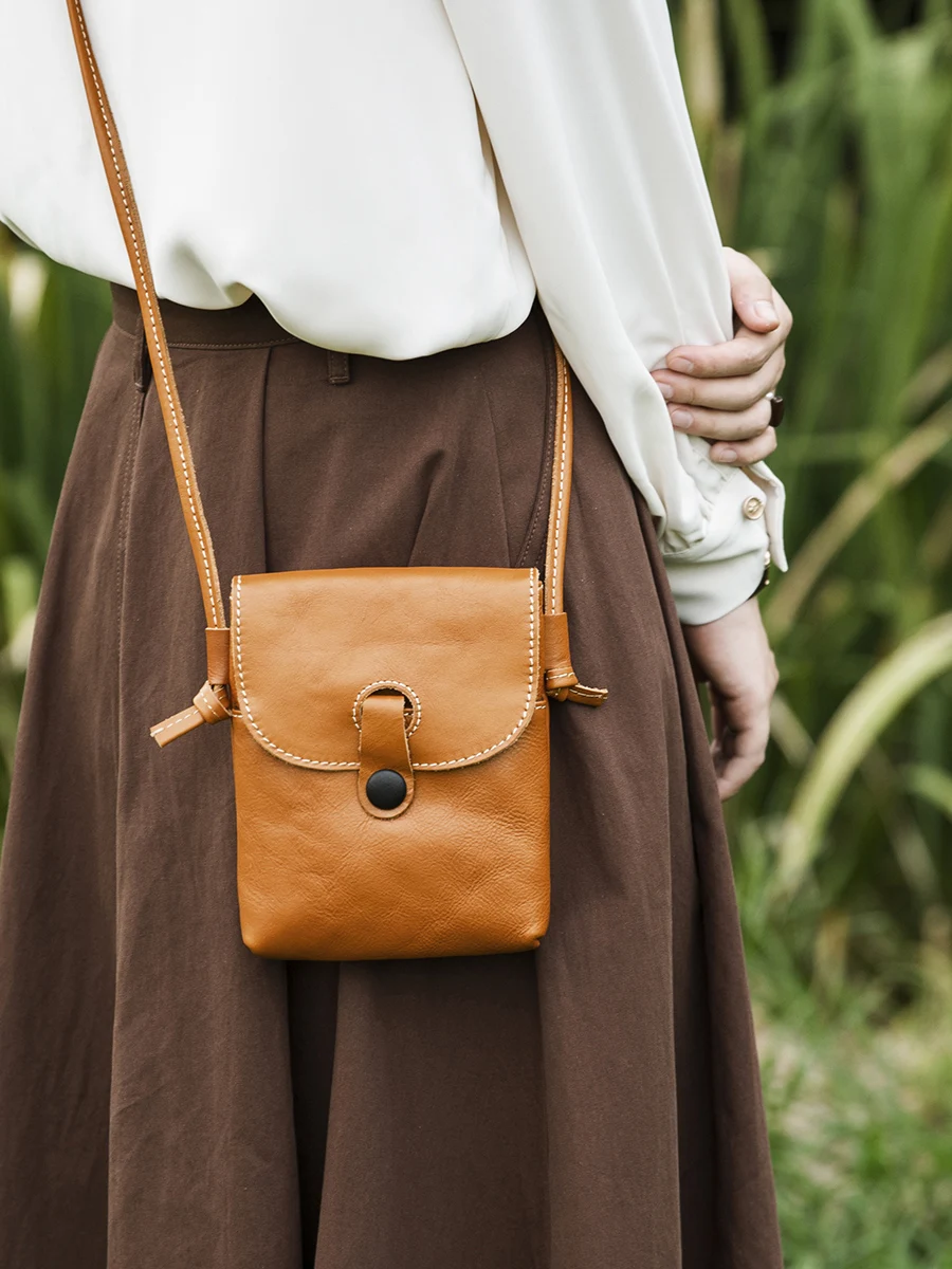 New leather mobile phone bag female messenger bag head layer cowhide portable mini shoulder bag vegetable tanning leather
New leather mobile phone bag female messenger bag head layer cowhide portable mini shoulder bag vegetable tanning leather