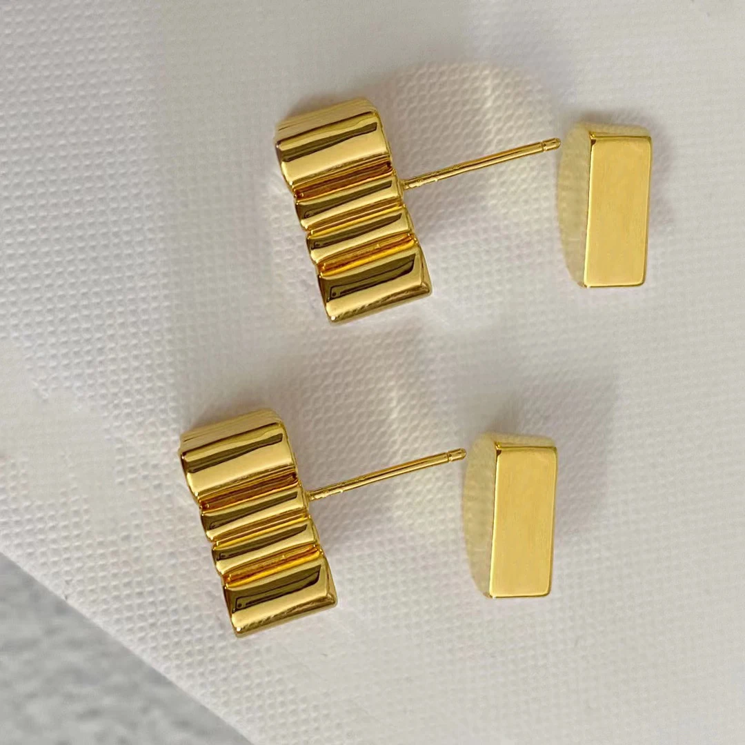 2023 Fashion High Quality Classic Pendant 18K Gold Earrings For Women Designer Jewelry Party Runway Trendy
2023 Fashion High Quality Classic Pendant 18K Gold Earrings For Women Designer Jewelry Party Runway Trendy