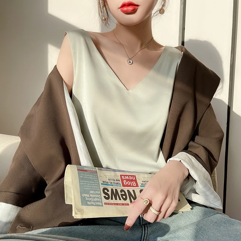 Women Tank Tops Satin Silk V Neck Basic Solid Camis Ladies Strap Top Female Camisole Summer Sleeveless Blouse Chiffon Vest Shirt
Women Tank Tops Satin Silk V Neck Basic Solid Camis Ladies Strap Top Female Camisole Summer Sleeveless Blouse Chiffon Vest Shirt