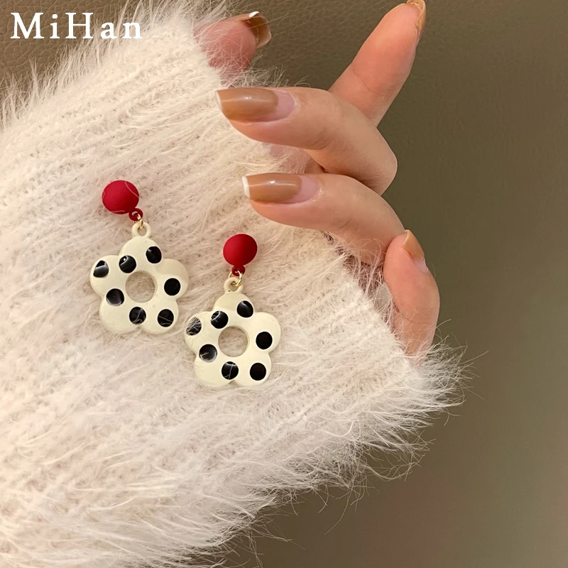 Mihan 925 Silver Needle Cute Jewelry Flower Earrings Popular Sweet Temperament Black Dots Resin Drop Earrings For Girl Gifts
Mihan 925 Silver Needle Cute Jewelry Flower Earrings Popular Sweet Temperament Black Dots Resin Drop Earrings For Girl Gifts
