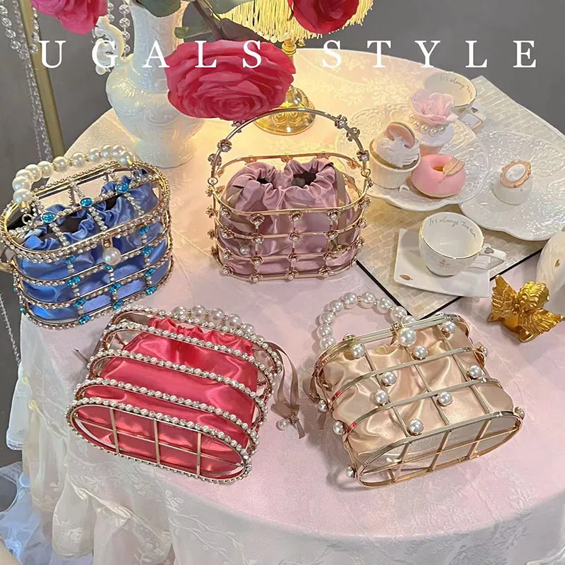 Luxury Designer Gold Metal Cage Pearl Beaded Handbag Rhinestone Diamond Evening Bag Wedding Party Clutch Purse Messenger Bag
Luxury Designer Gold Metal Cage Pearl Beaded Handbag Rhinestone Diamond Evening Bag Wedding Party Clutch Purse Messenger Bag