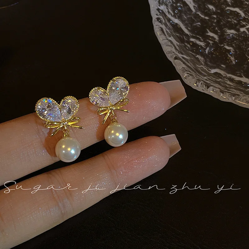 Fashion Crystal Zircon Love Bow Pearl Earrings for Women Girls Korean Temperament Versatile Earrings Light Luxury Jewelry Party
Fashion Crystal Zircon Love Bow Pearl Earrings for Women Girls Korean Temperament Versatile Earrings Light Luxury Jewelry Party